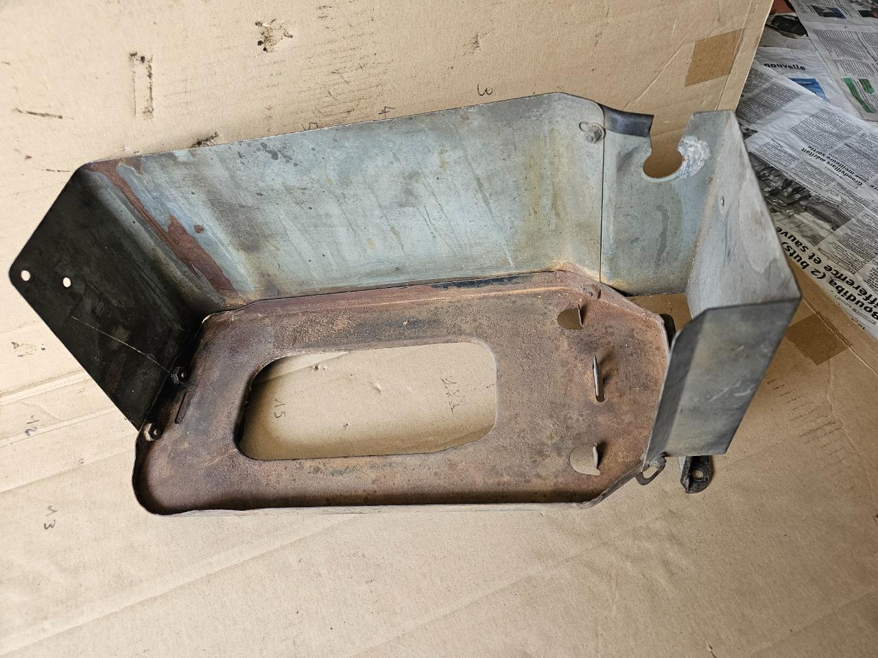 Cadre batterie Citroën DS LesAnciennes.com