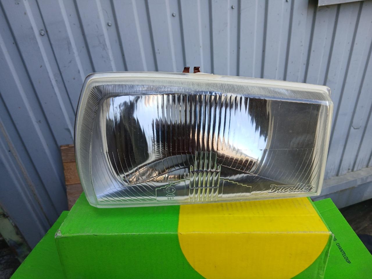 Phare PEUGEOT 504 LesAnciennes.com