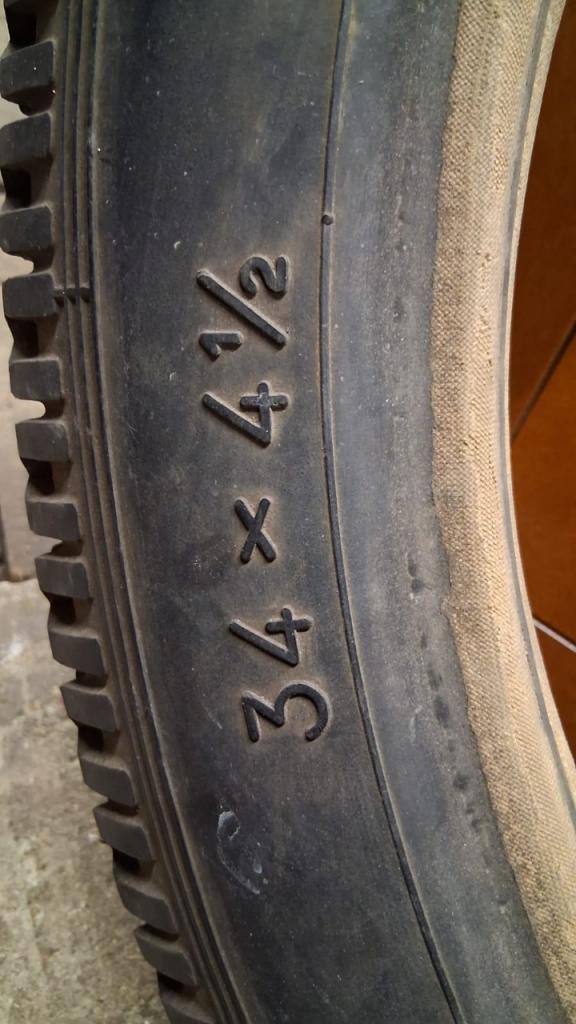 Lot de 2 pneus collection Michelin 34x4 1/2 neufs LesAnciennes.com