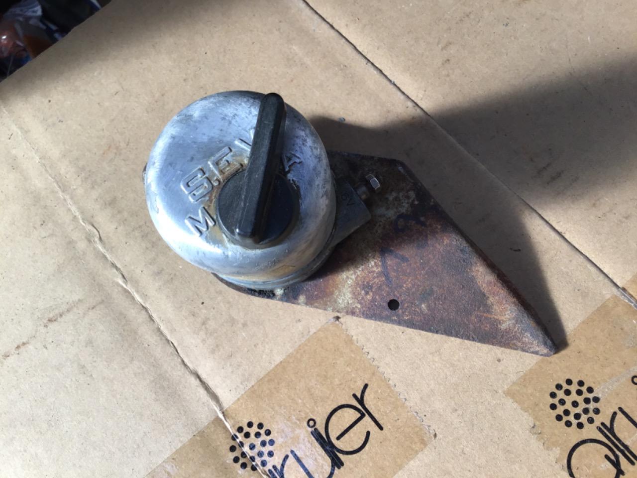 MOTEUR ESSUIE GLACE 6V RENAULT 4CV LesAnciennes.com