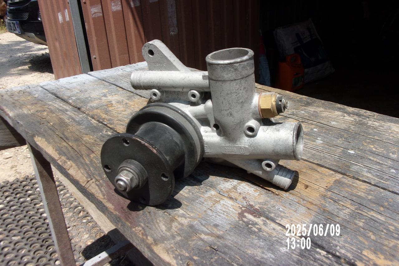 Pompe à eau RENAULT 4L (R4L) 4L LesAnciennes.com
