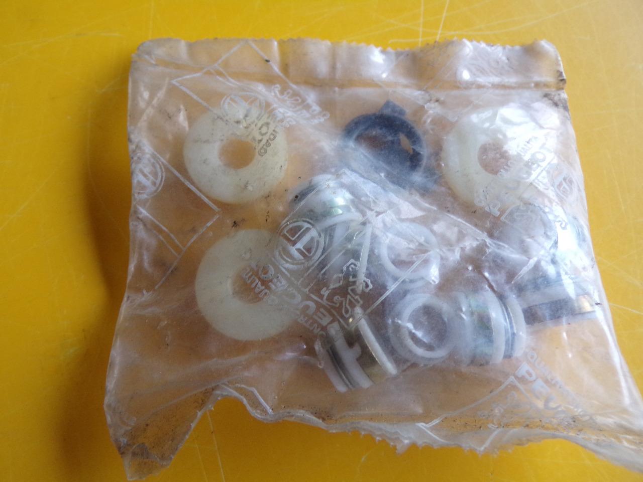 Joints queues de soupapes PEUGEOT 304 LesAnciennes.com