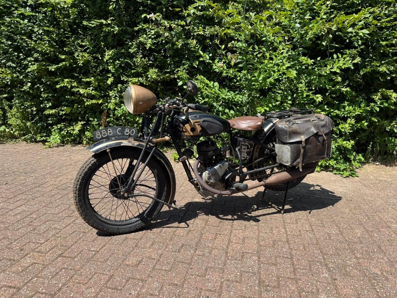 1937 Peugeot P112 LesAnciennes.com