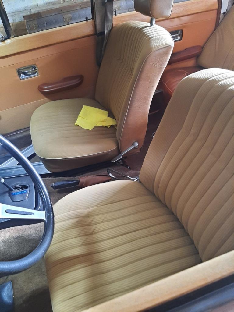 Sièges TRIUMPH Dolomites LesAnciennes.com