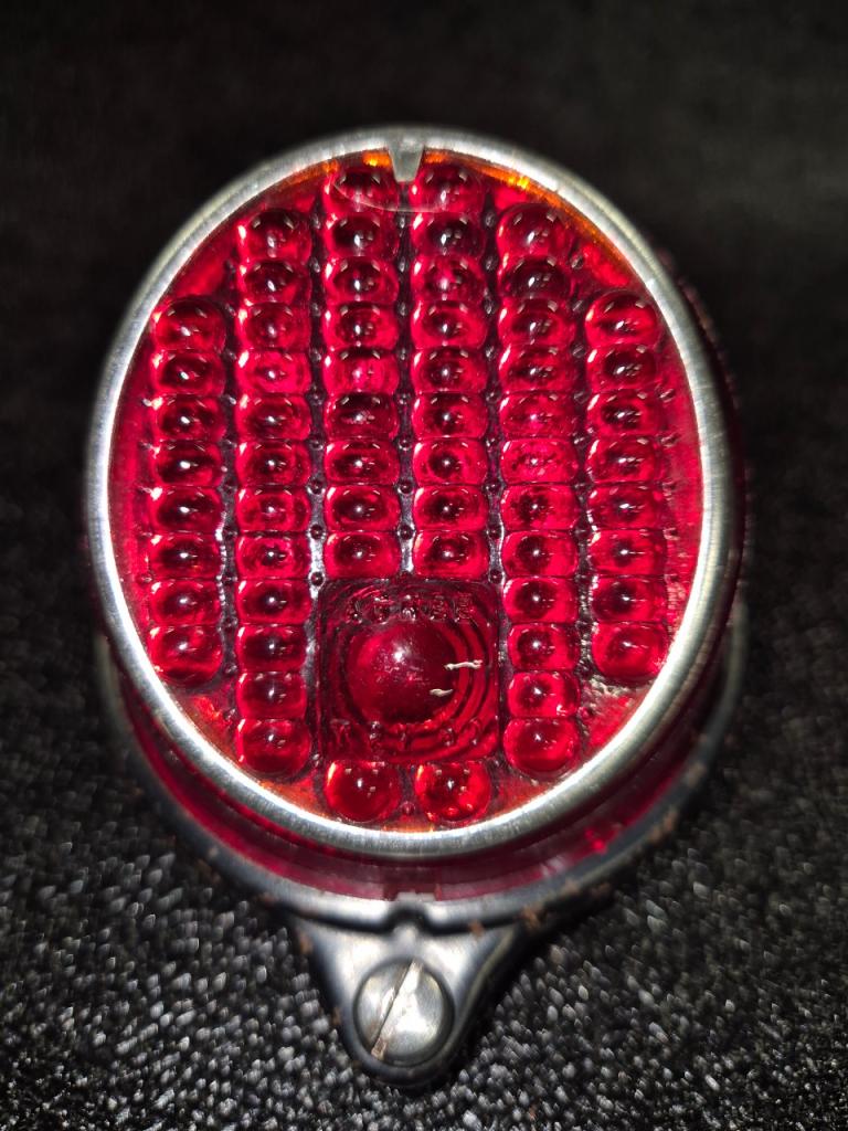 Feu de plaque CITROEN Traction LesAnciennes.com