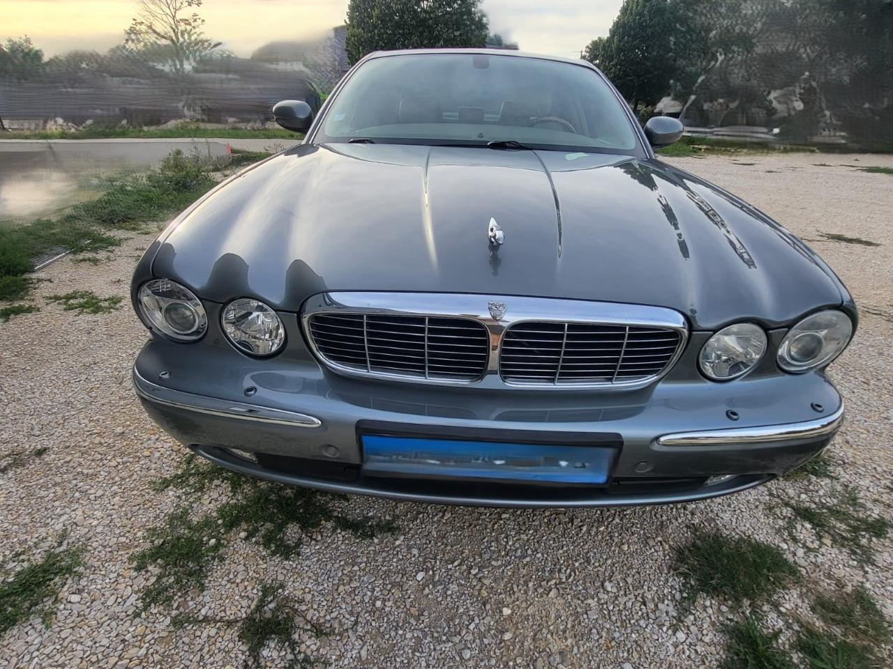 JAGUAR XJ8 Superbe-X350-4.2L - 2004 LesAnciennes.com