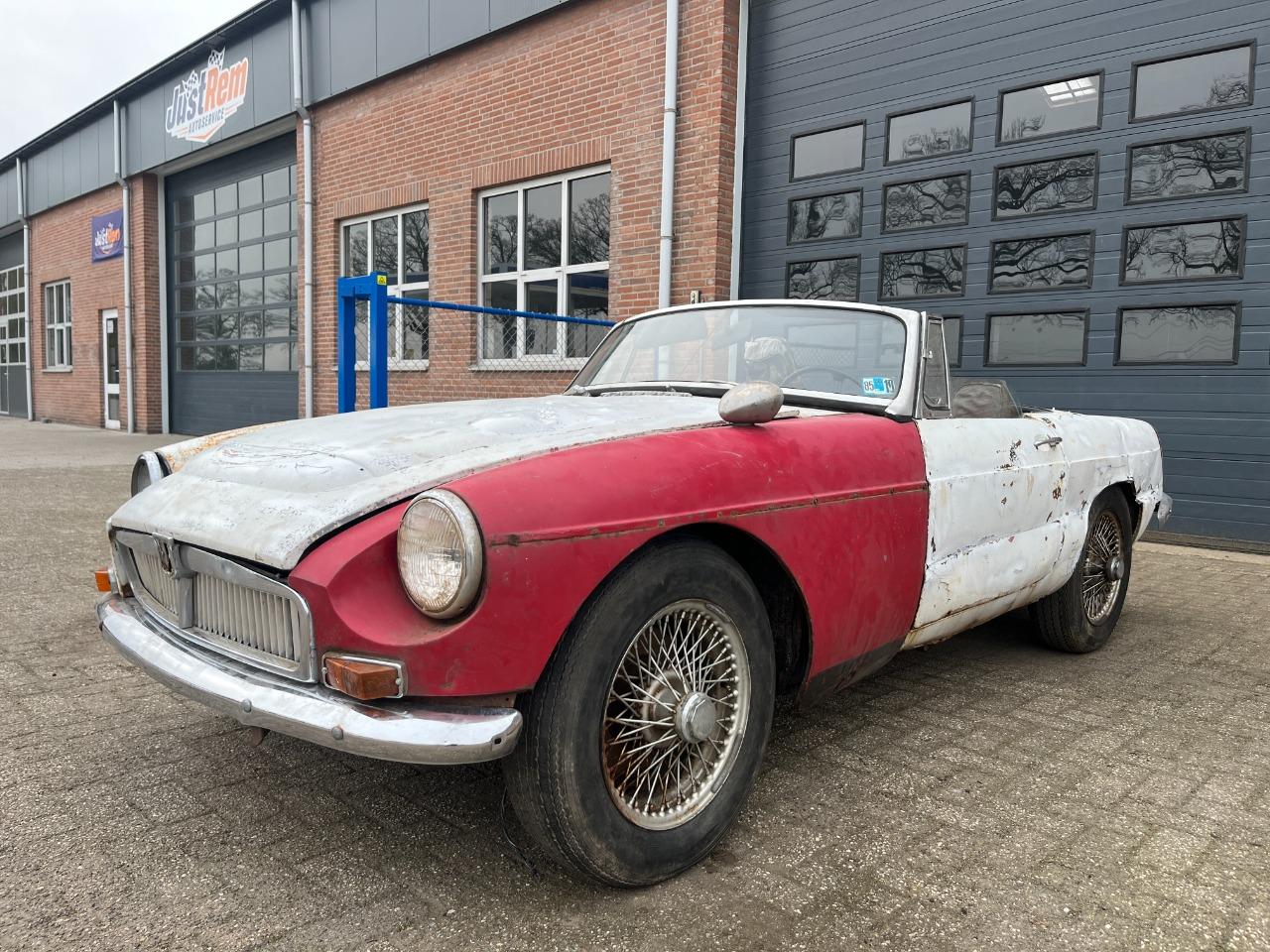 MG MGC roadster - 1969 LesAnciennes.com