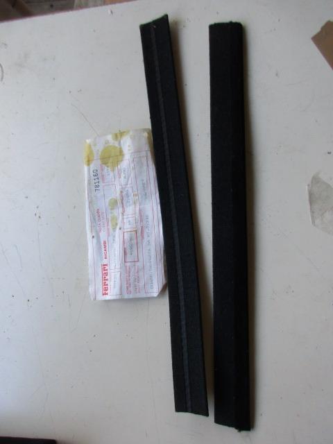 Caoutchoucs de portes extérieures Ferrari 308 GT4 LesAnciennes.com