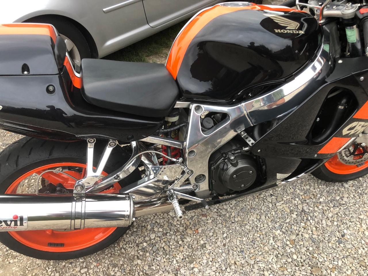 HONDA CBR 900 RR Fireblade - 1987 LesAnciennes.com