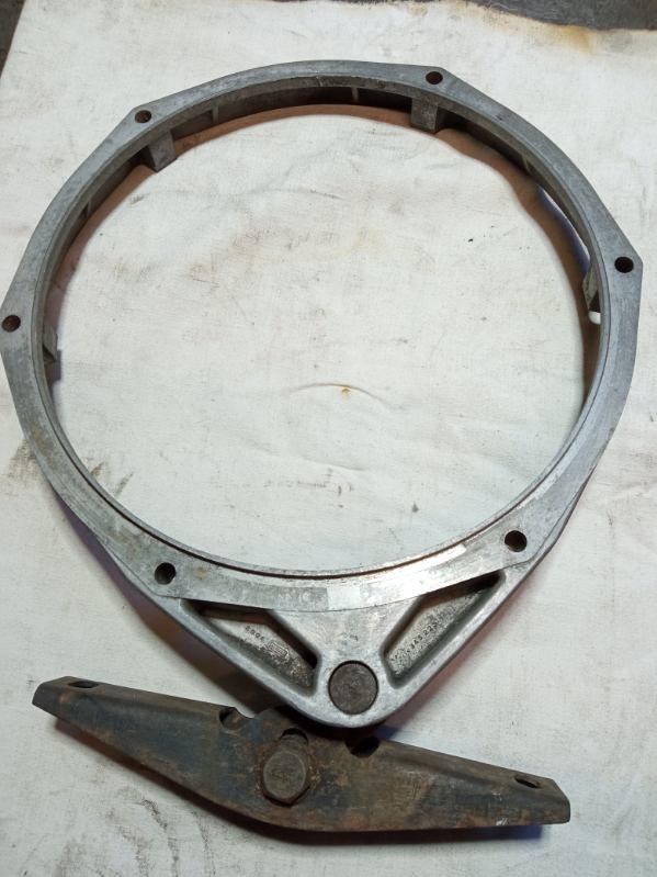 Entretoise et support Panhard 24 LesAnciennes.com