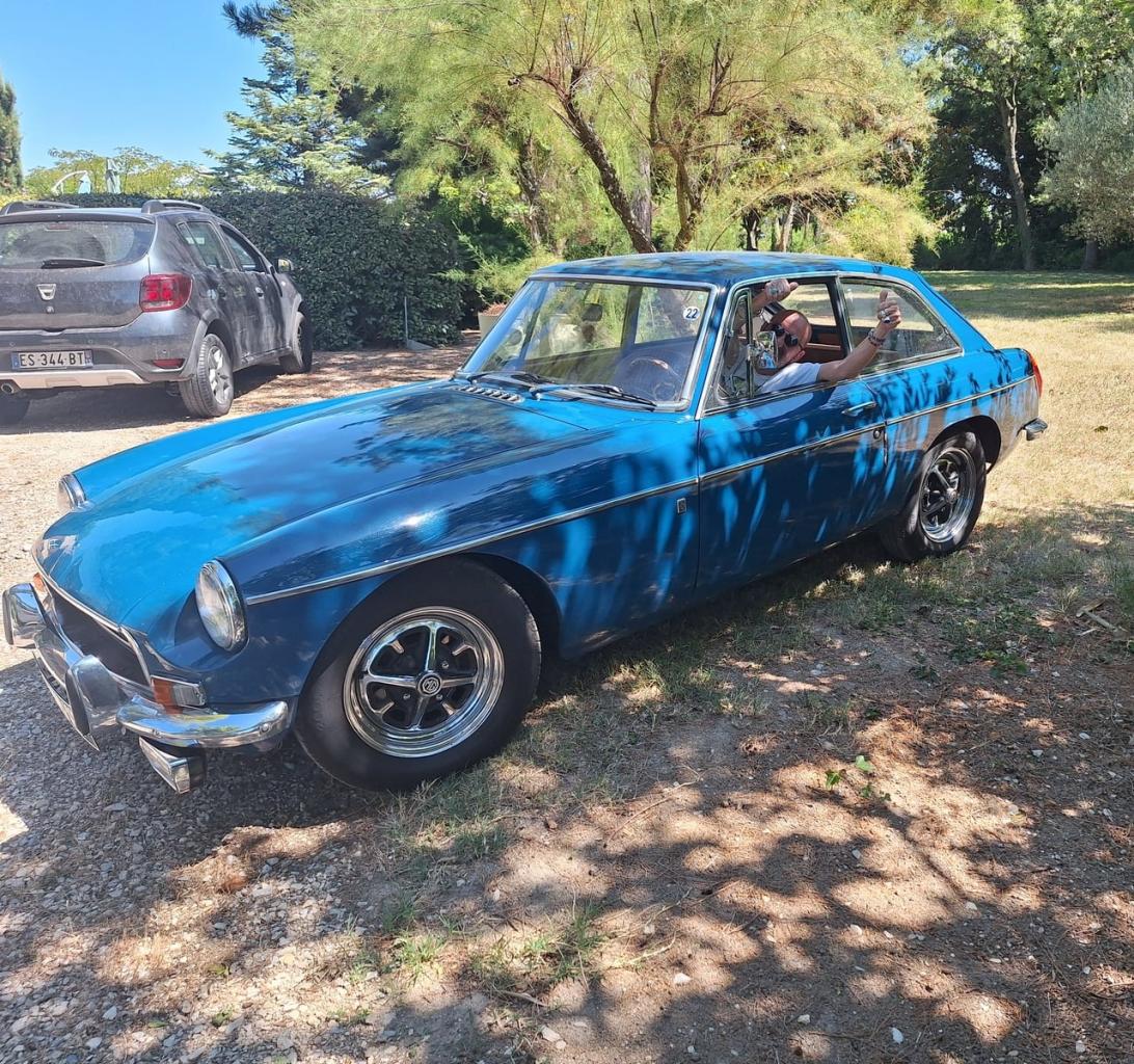 1971 MG B GT LesAnciennes.com