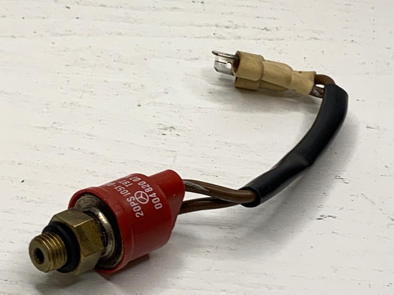 Pressostat clim.MERCEDES W124/126/201 LesAnciennes.com