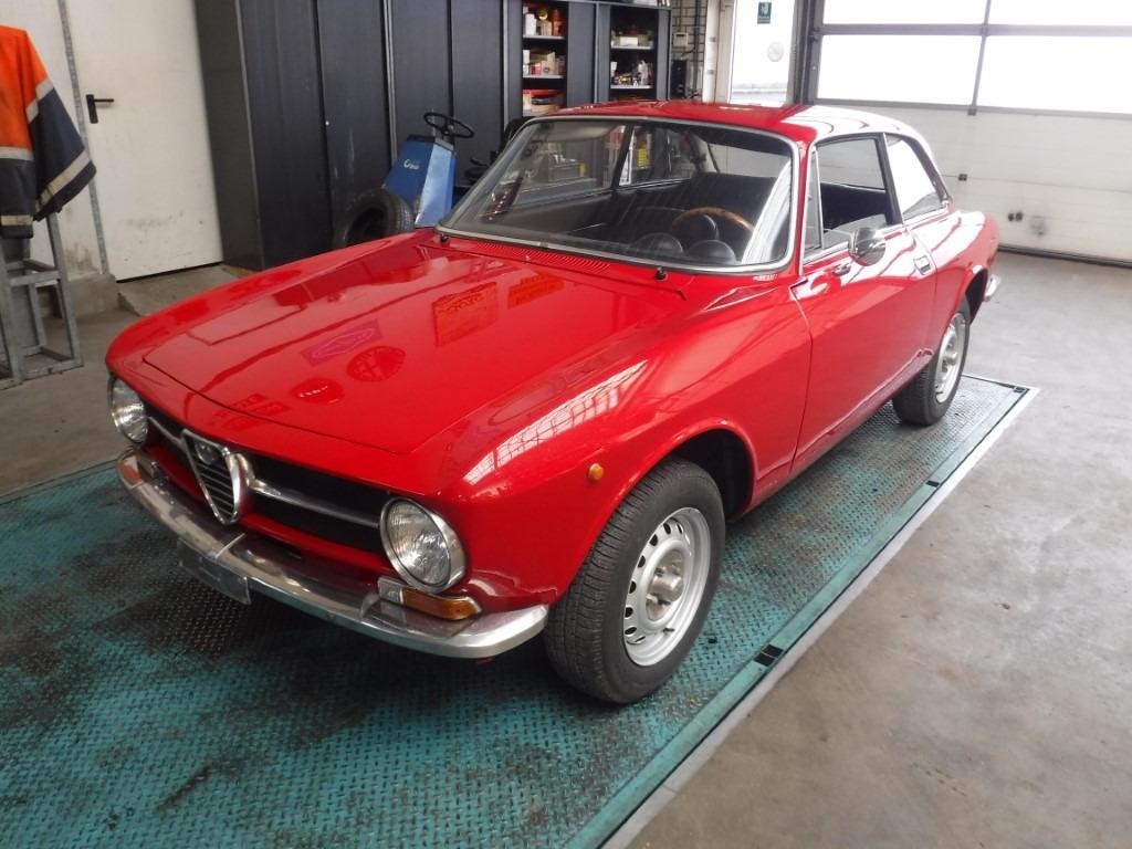 ALFA ROMEO GT 1300 Junior Bertone - 1972 LesAnciennes.com