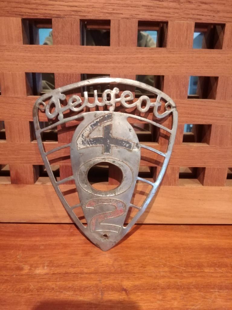 Insigne PEUGEOT 402 LesAnciennes.com