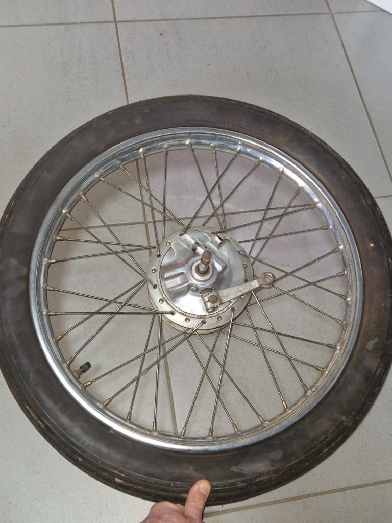 Roue cyclomoteur 18 pouces LesAnciennes.com