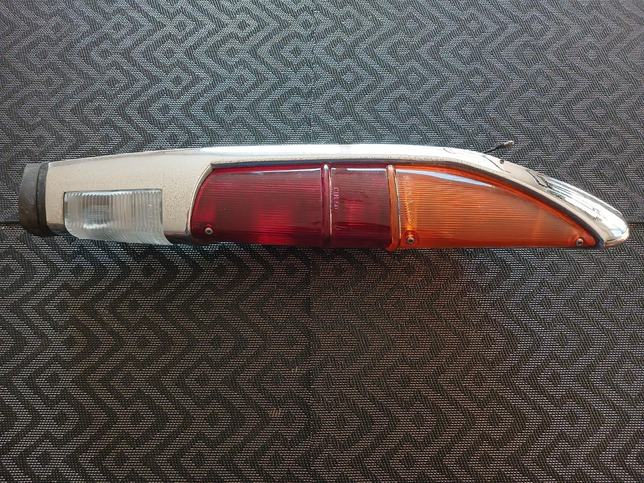 Feu arrière avec feu de recul PEUGEOT 404 berline LesAnciennes.com