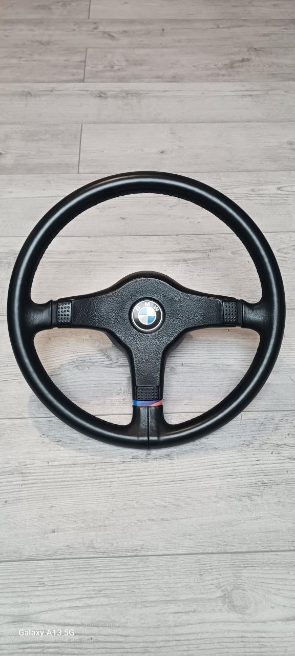 Volant BMW e30 LesAnciennes.com