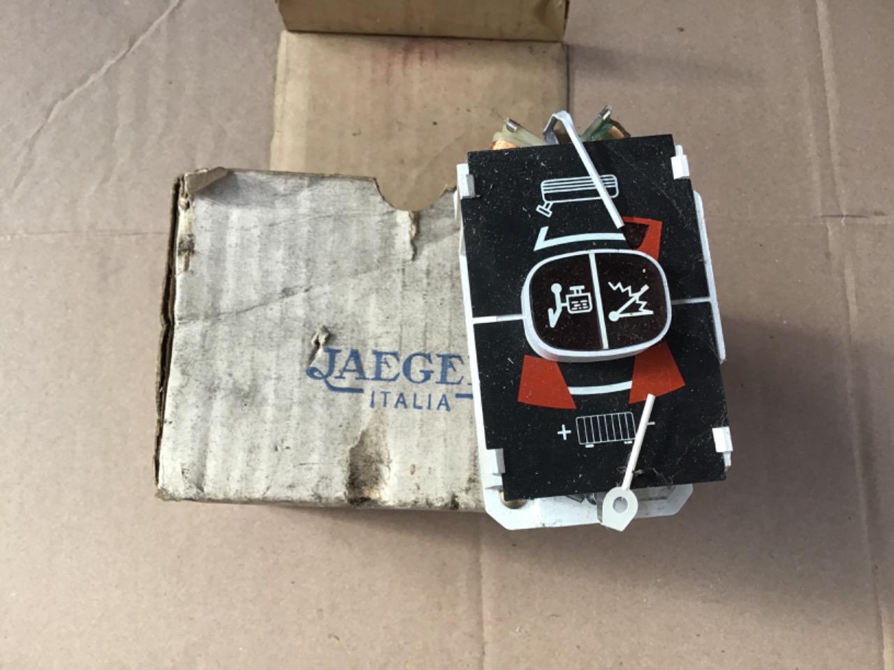 ÉLÉMENT TABLEAU DE BORD NEUF FIAT RITMO LesAnciennes.com