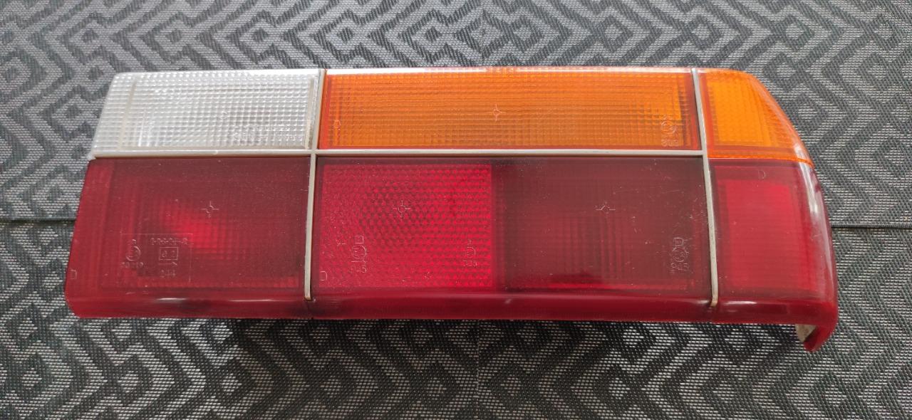 Feu arrière droit PEUGEOT 305 série 2 berline LesAnciennes.com