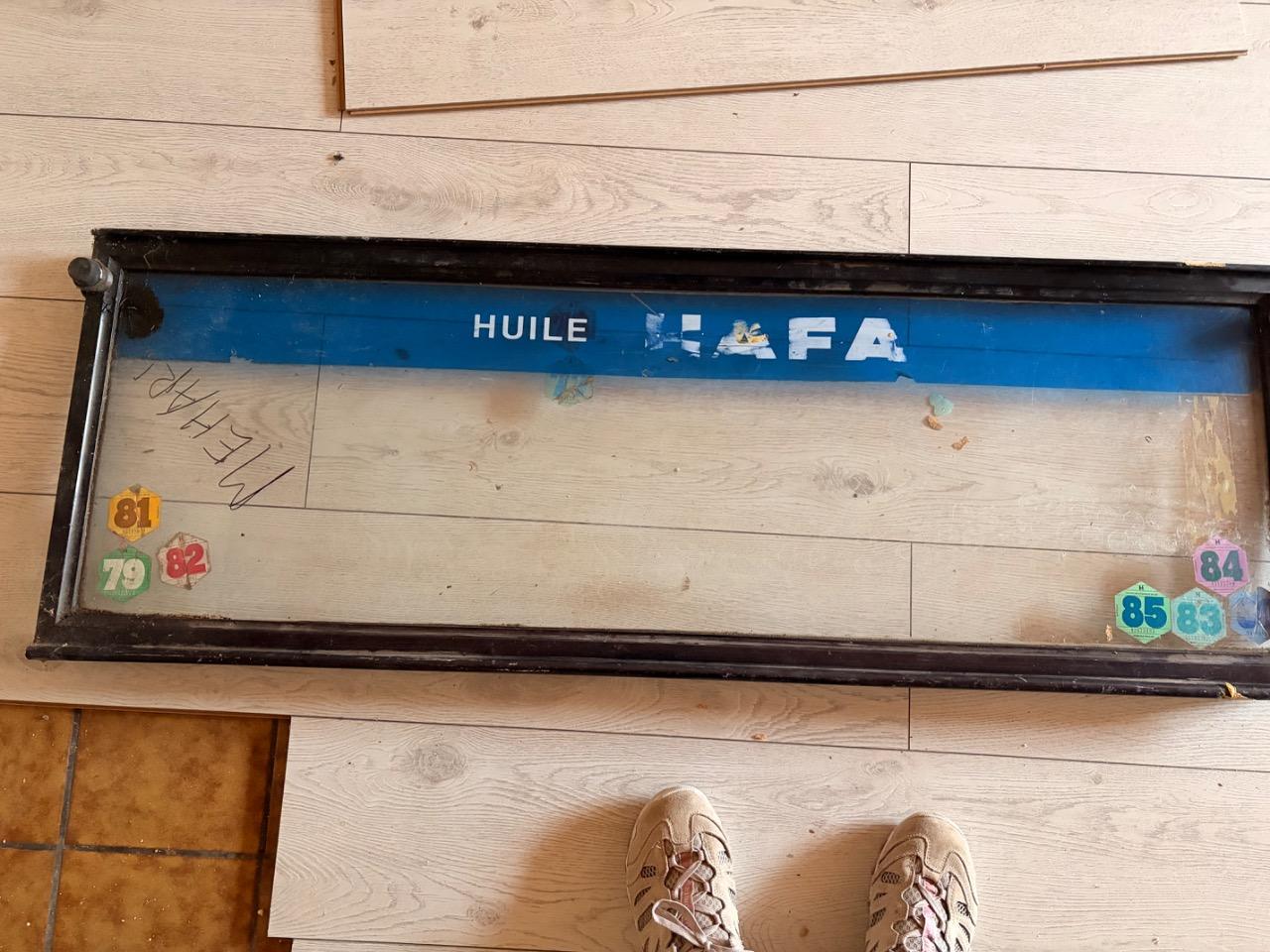 Pare brise dans son jus avec vignettes bon état LesAnciennes.com