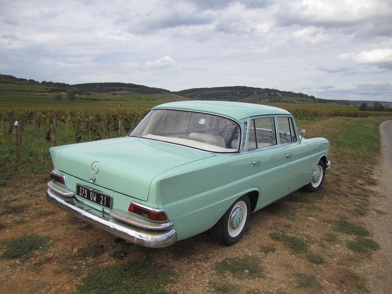 Pare-brise MERCEDES 200 D W110 LesAnciennes.com
