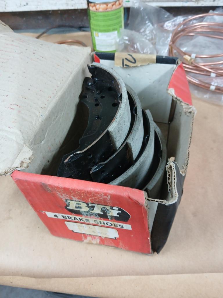 Lot de pièces RENAULT 12 (R12) LesAnciennes.com