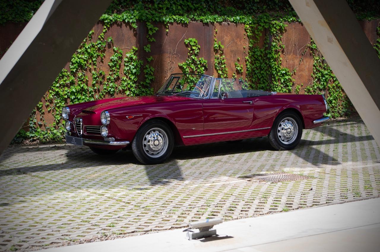 ALFA ROMEO 2600 Spider Touring - 1966 LesAnciennes.com