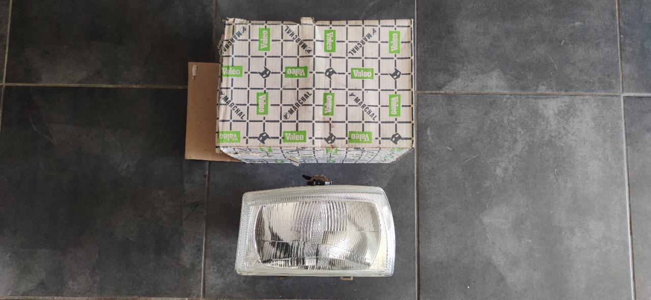 Phare gauche MARCHAL H4 PEUGEOT 304 LesAnciennes.com