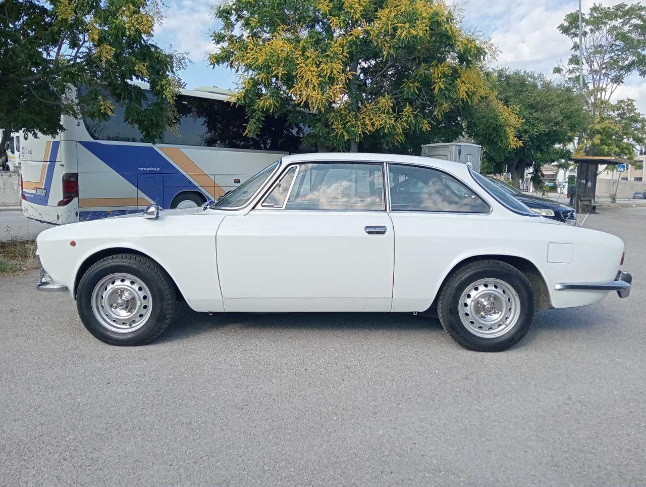 ALFA ROMEO GT 1300 Junior Authenticité d\'usine -  LesAnciennes.com