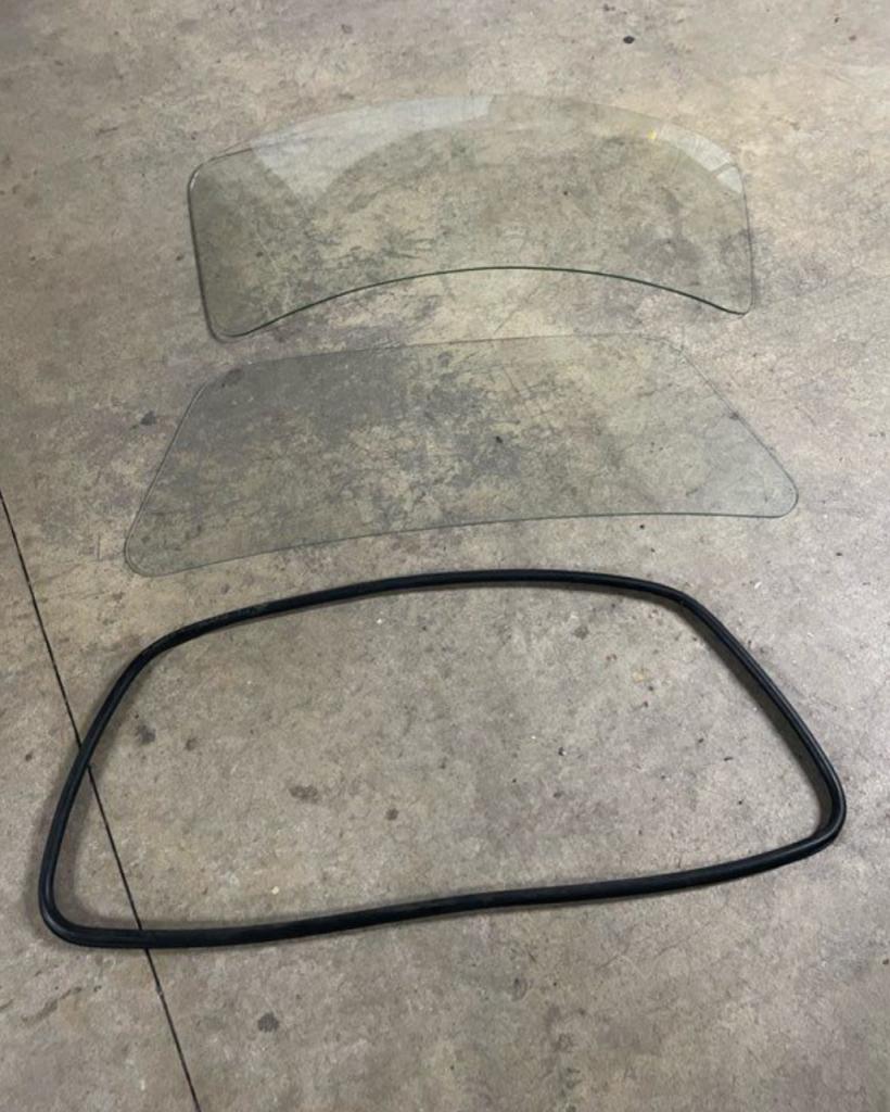 Pare-brises PEUGEOT 304 Coupe LesAnciennes.com