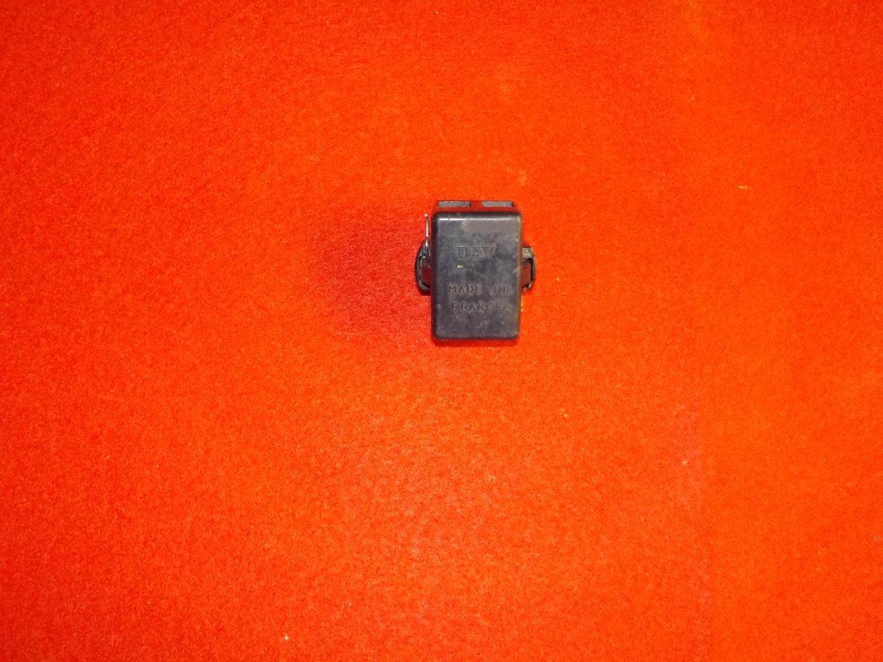 Boite fusible RENAULT 8 (R8) LesAnciennes.com