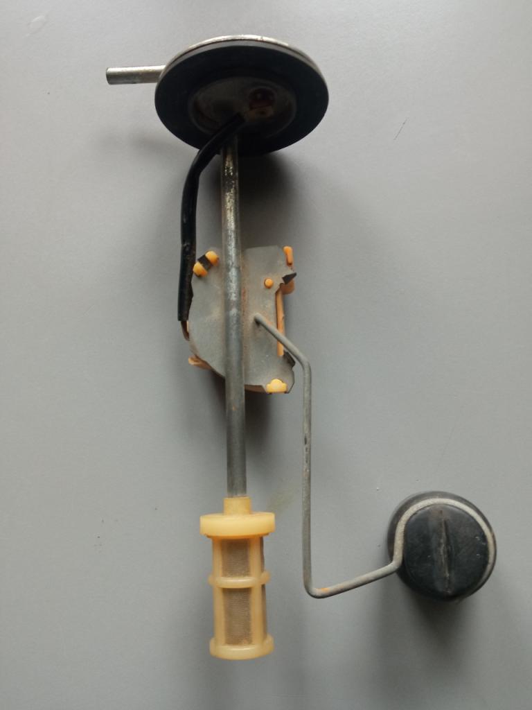 Pompe à essence RENAULT 4L (R4L) LesAnciennes.com