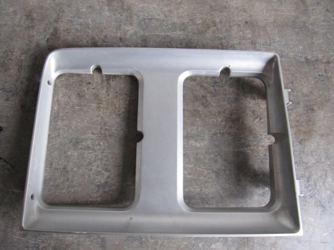 CALANDRE DE PHARES SUBURBAN LesAnciennes.com