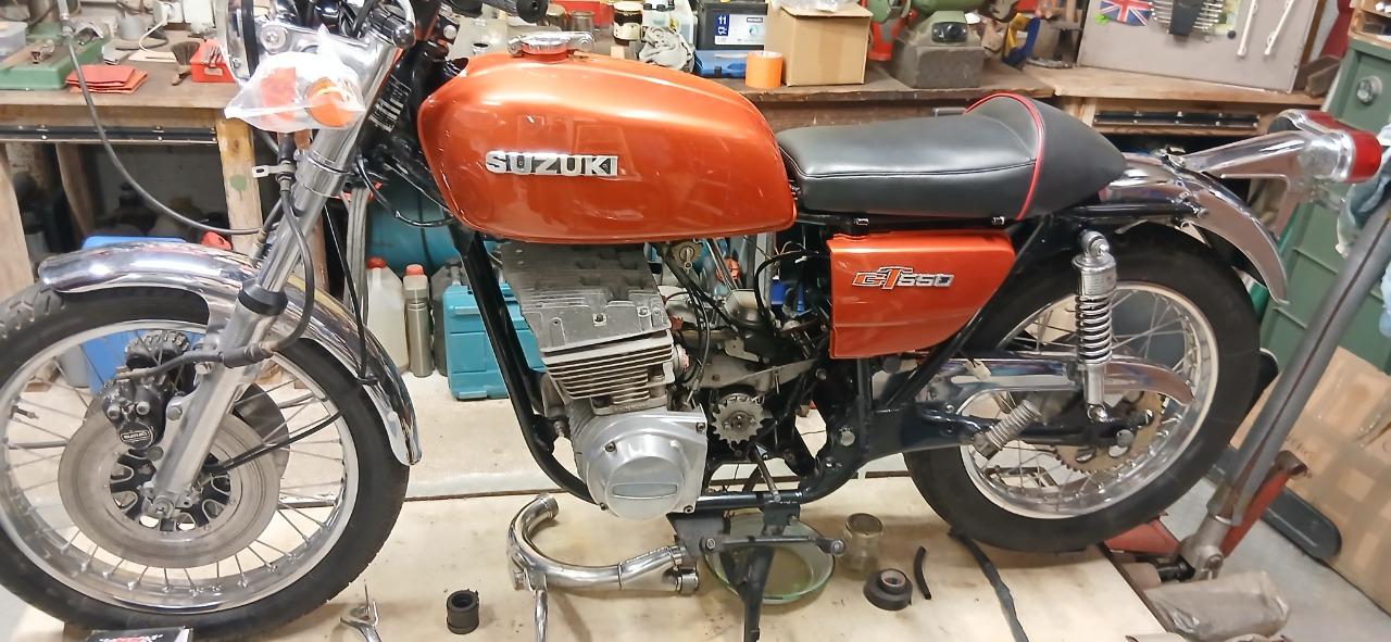 SUZUKI GT 550 - 1975 LesAnciennes.com