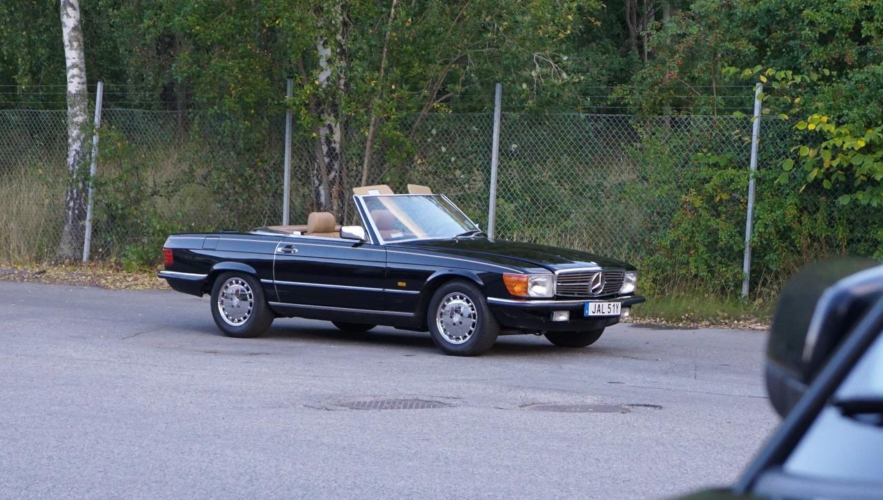 1988 Mercedes-Benz 560 SL R107 LesAnciennes.com