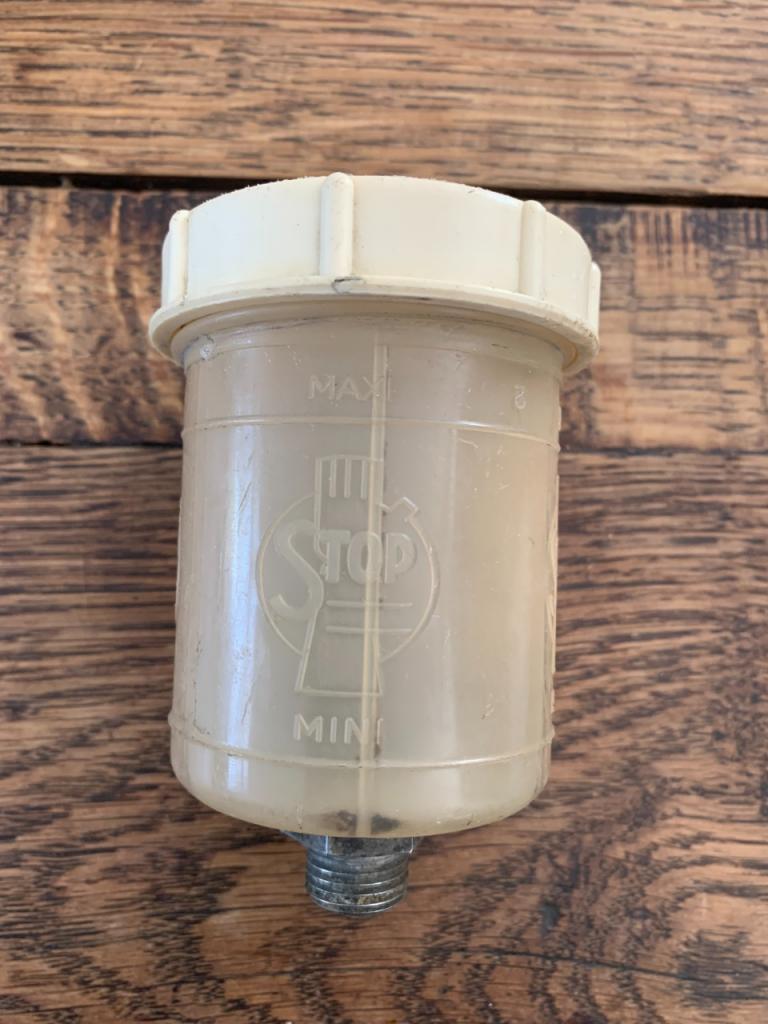 Bocal liquide de frein RENAULT 4 (R4) 1ère phase LesAnciennes.com