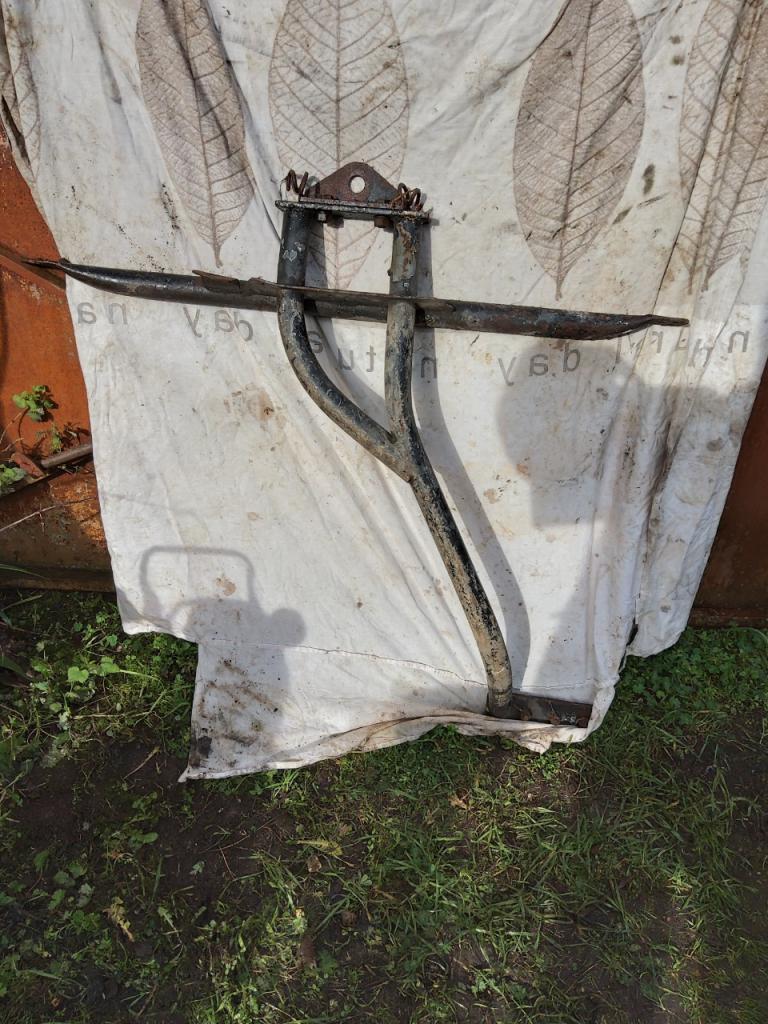 Crochet attelage PEUGEOT 203 berline LesAnciennes.com