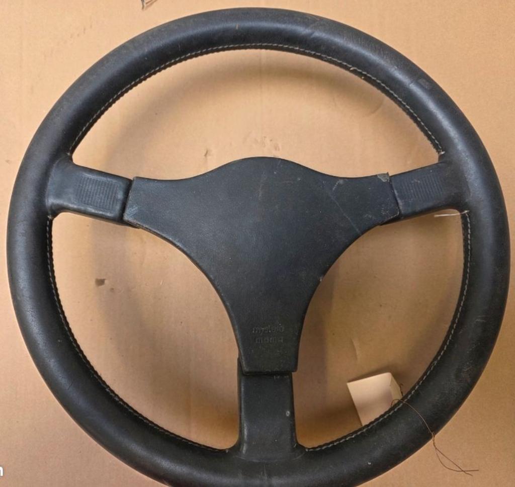 Volant Momo Typ C36 cuir LesAnciennes.com