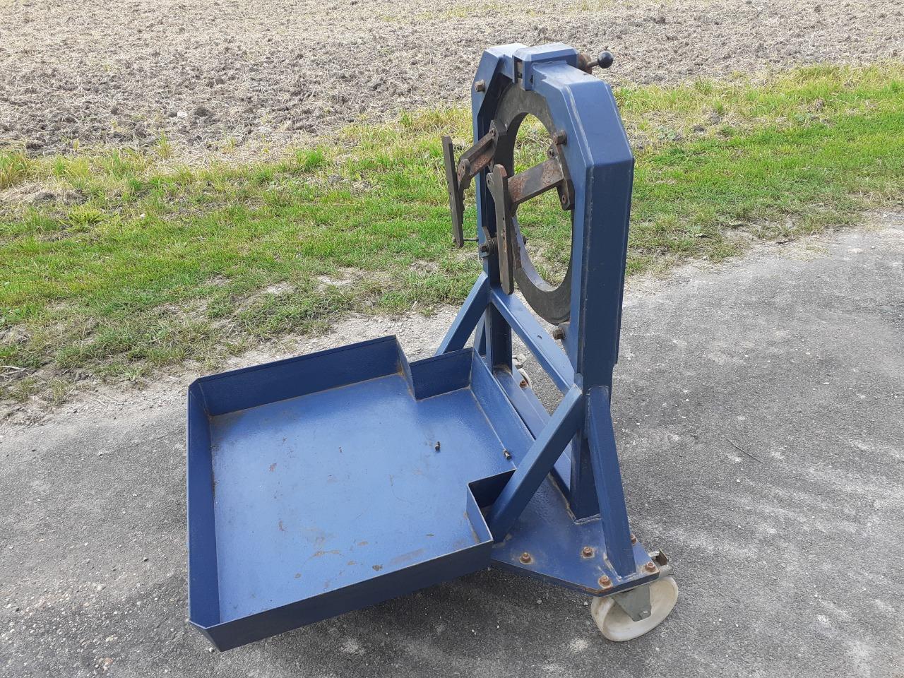 Outillage garage Ferrari LesAnciennes.com