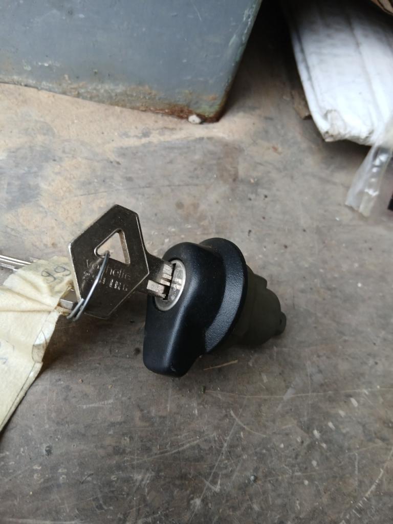 Serrure RENAULT 12 (R12) LesAnciennes.com