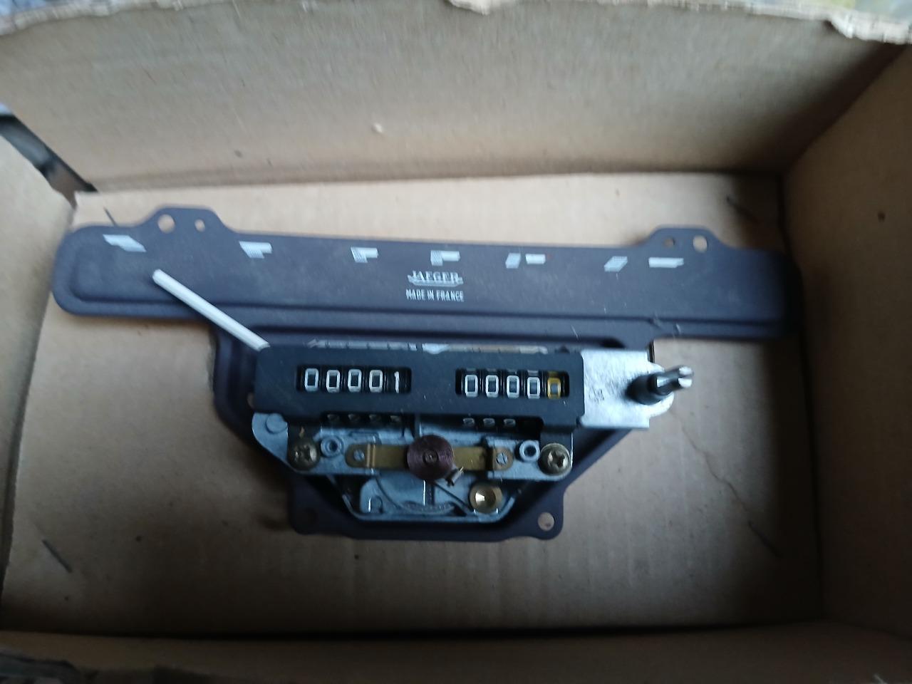 Fond de compteur PEUGEOT 404 LesAnciennes.com