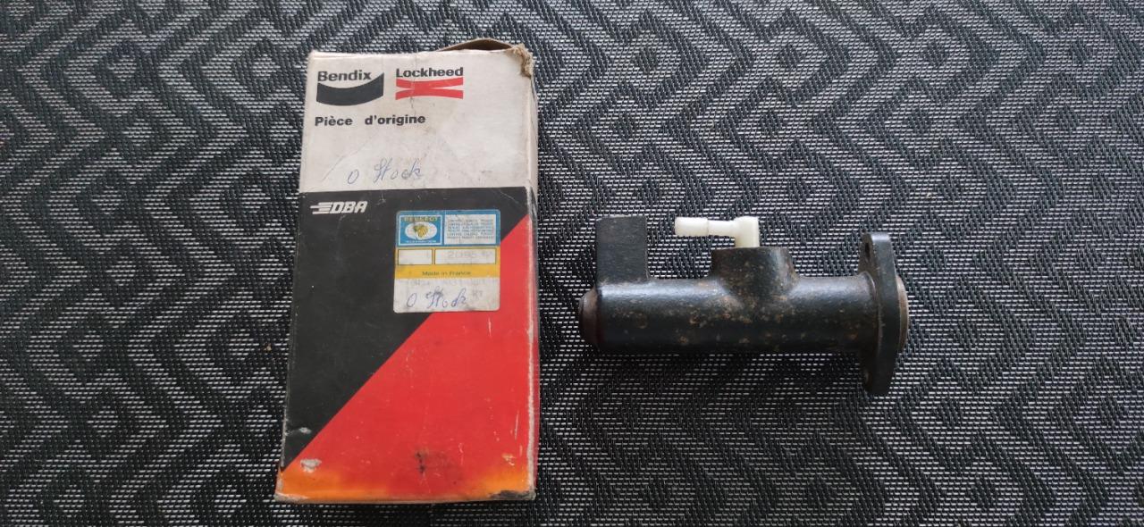 Emetteur d'embrayage PEUGEOT 204 304 404 LesAnciennes.com