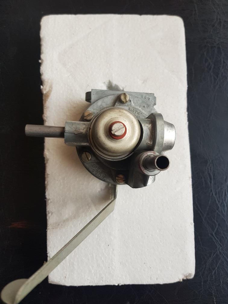 Pompe à essence PEUGEOT Y2 LesAnciennes.com