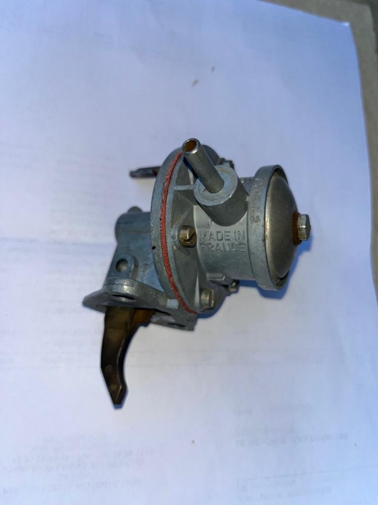 Pièces POMPE A ESSENCE Marque Guiot Type L 2 LesAnciennes.com