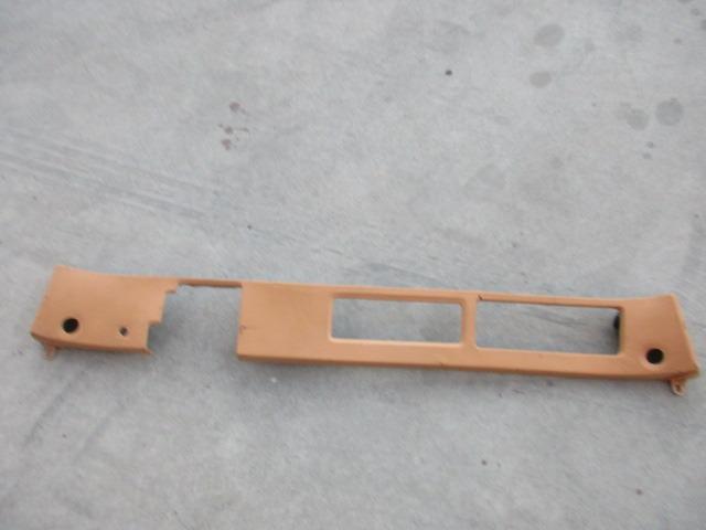 Tableau de bord inférieur pour Ferrari Mondial 3.2 LesAnciennes.com