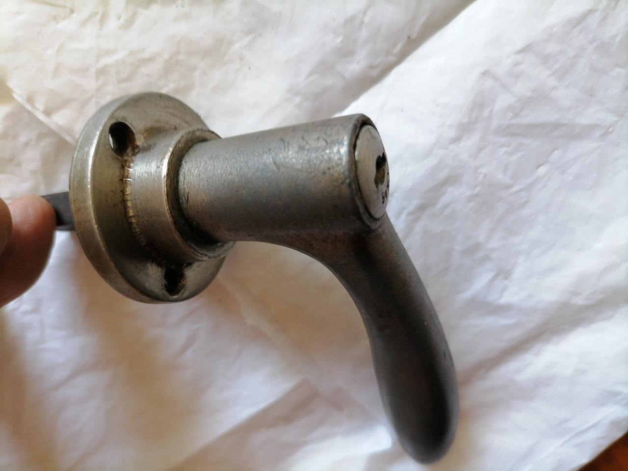 Poignée de malle CITROEN Traction 1936-1940 LesAnciennes.com