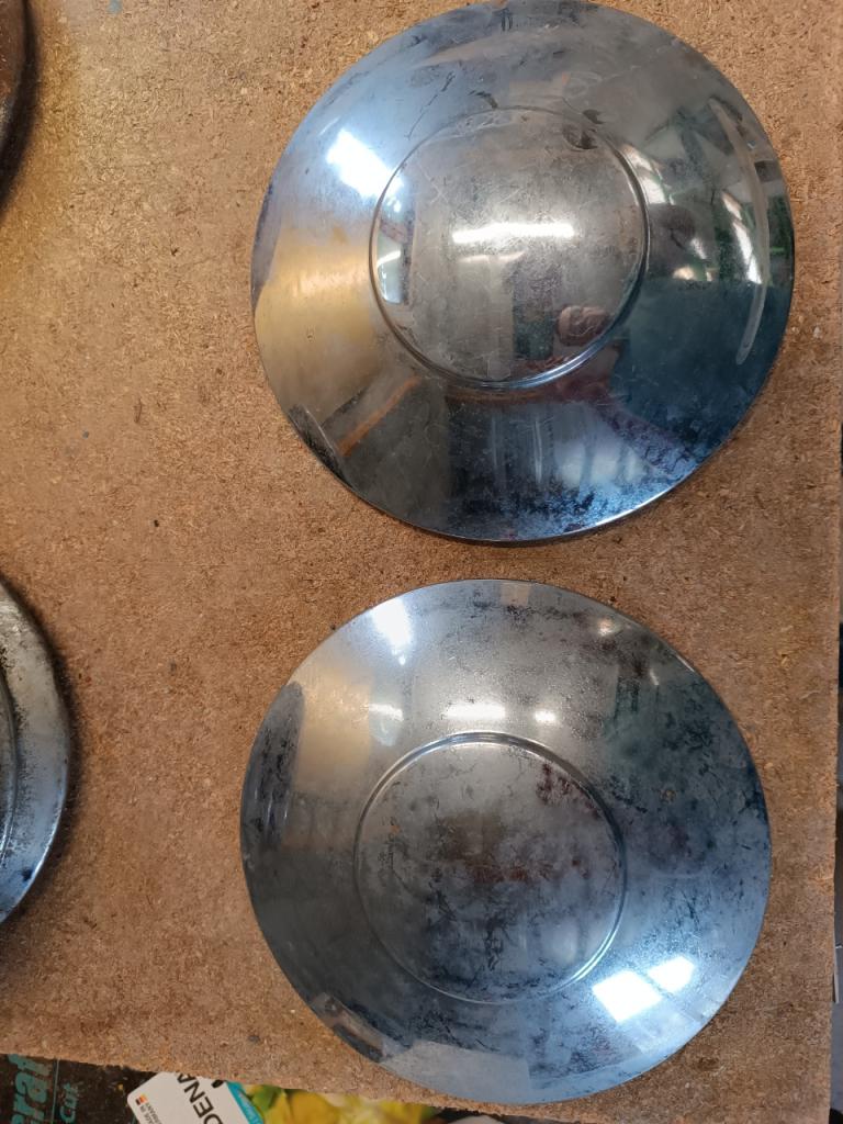 Lot De Deux Enjoliveurs Pour Renault 4 Cv LesAnciennes.com
