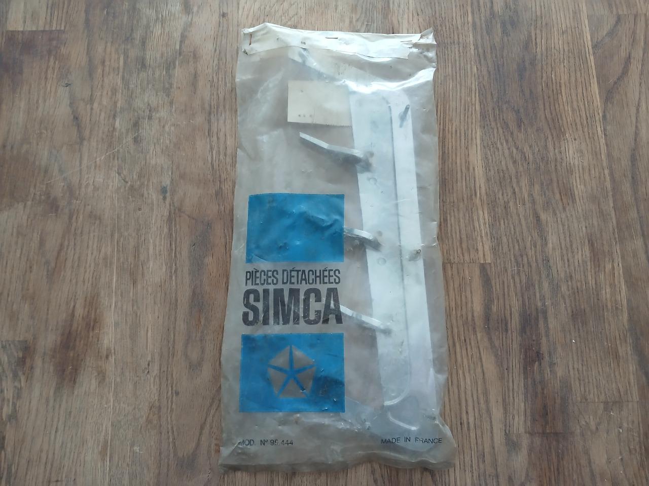 Grille de custode droite SIMCA 1100 TI LesAnciennes.com