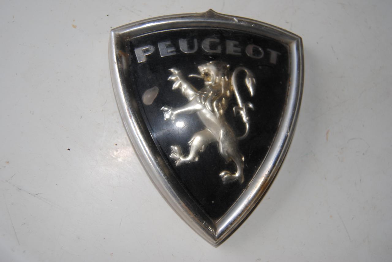 Insigne de calandre Peugeot 404 LesAnciennes.com
