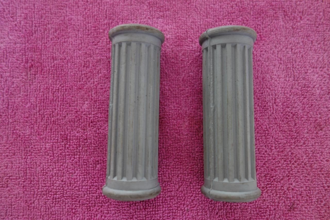 Caoutchouc pour repose-pieds 125, 150 et 175 LesAnciennes.com